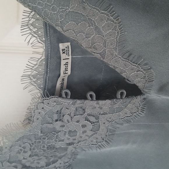 Abercrombie and Fitch top size XS in green - Picture 2 of 5